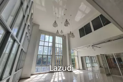Retail Space 180 SQ.M at Vittayarut Building