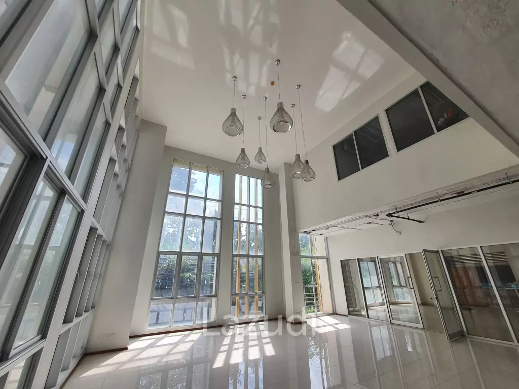 Retail Space 180 SQ.M at Vittayarut Building