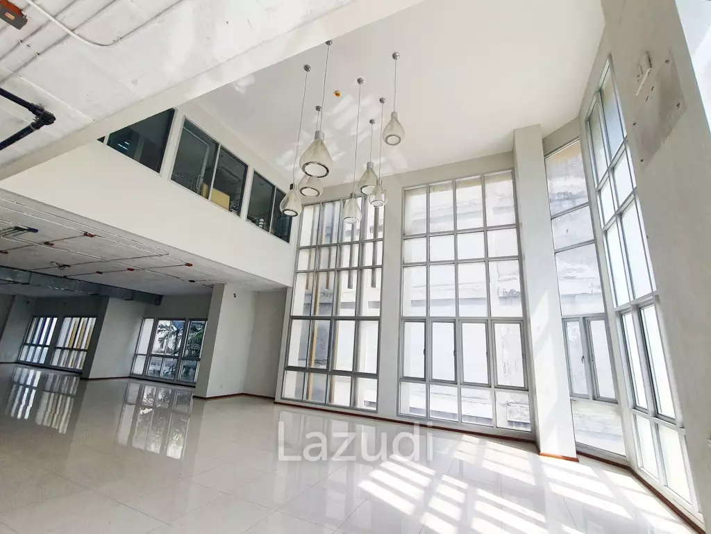 Retail Space 180 SQ.M at Vittayarut Building