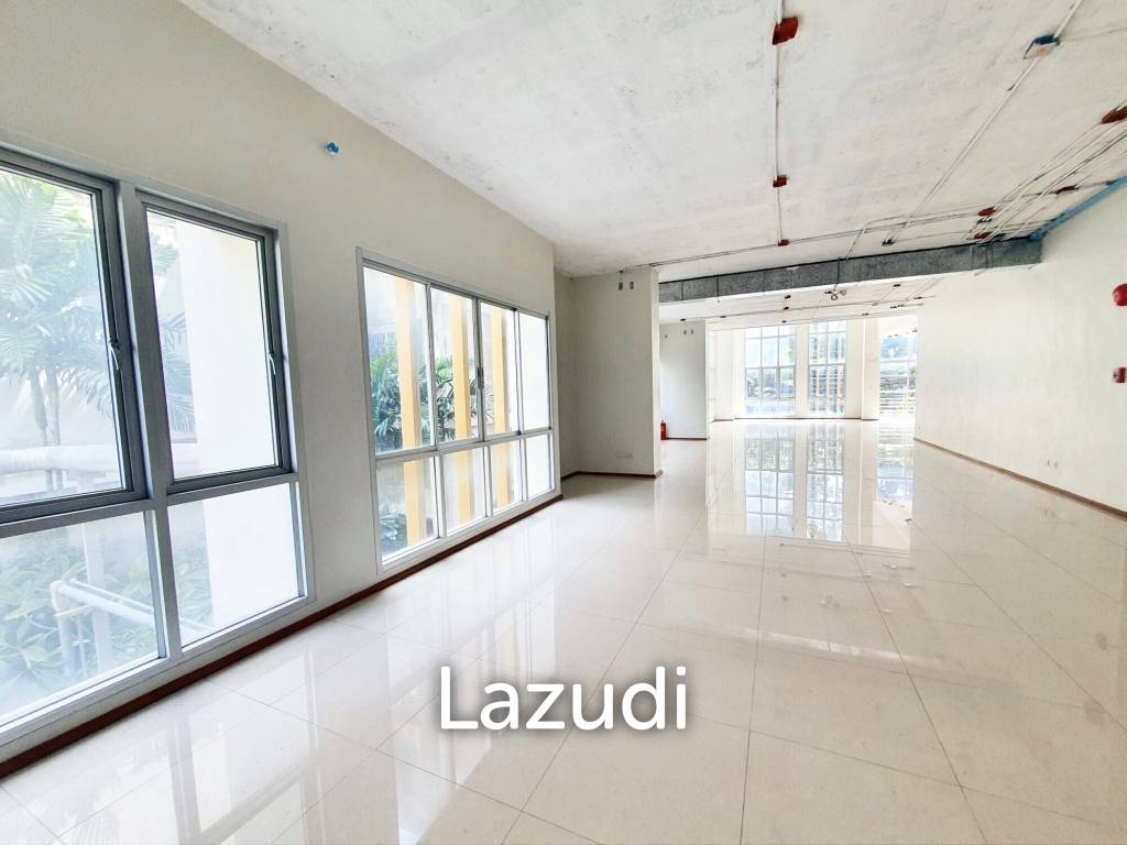 Retail Space 180 SQ.M at Vittayarut Building