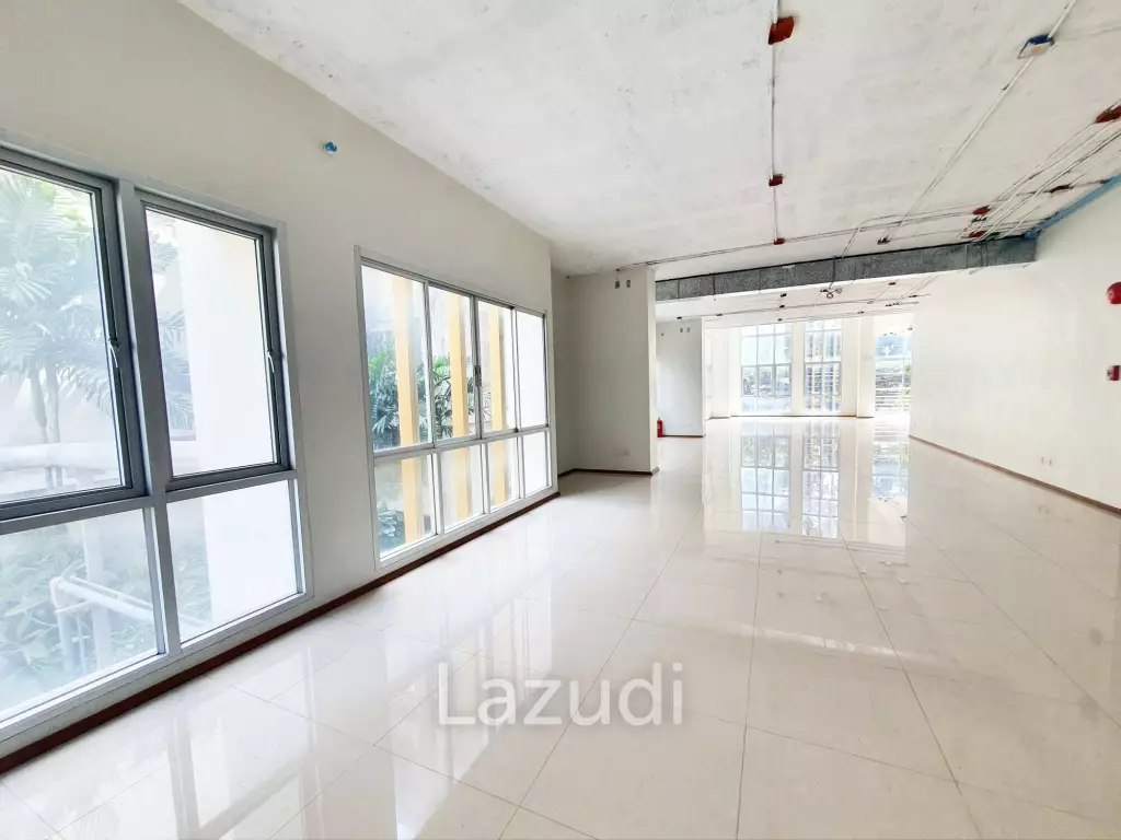 Retail Space 180 SQ.M at Vittayarut Building
