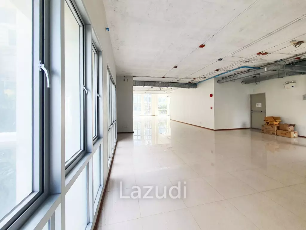 Retail Space 180 SQ.M at Vittayarut Building