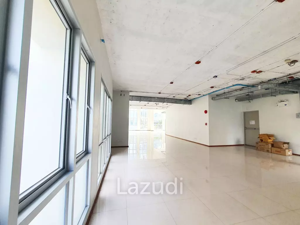 Retail Space 180 SQ.M at Vittayarut Building