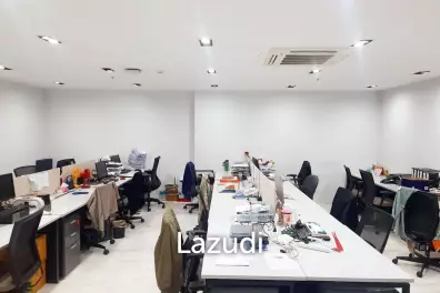 100 SQ.M Office space for rent in Watthana