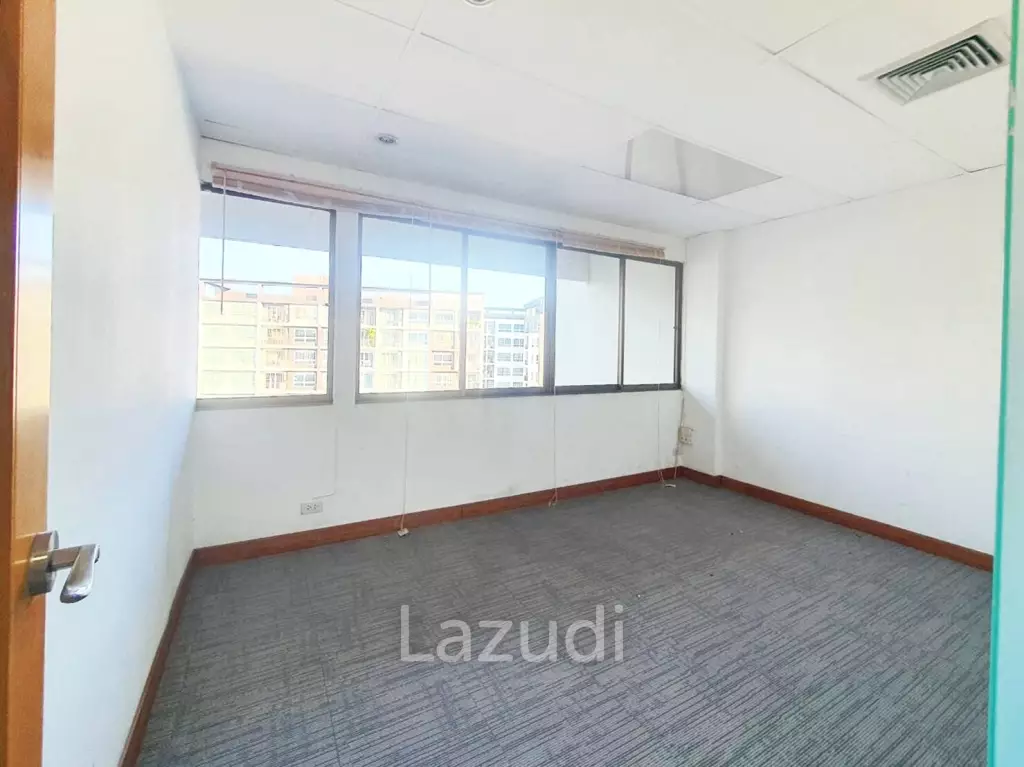 Modern Office Space 108 SQ.M Tossapon Building