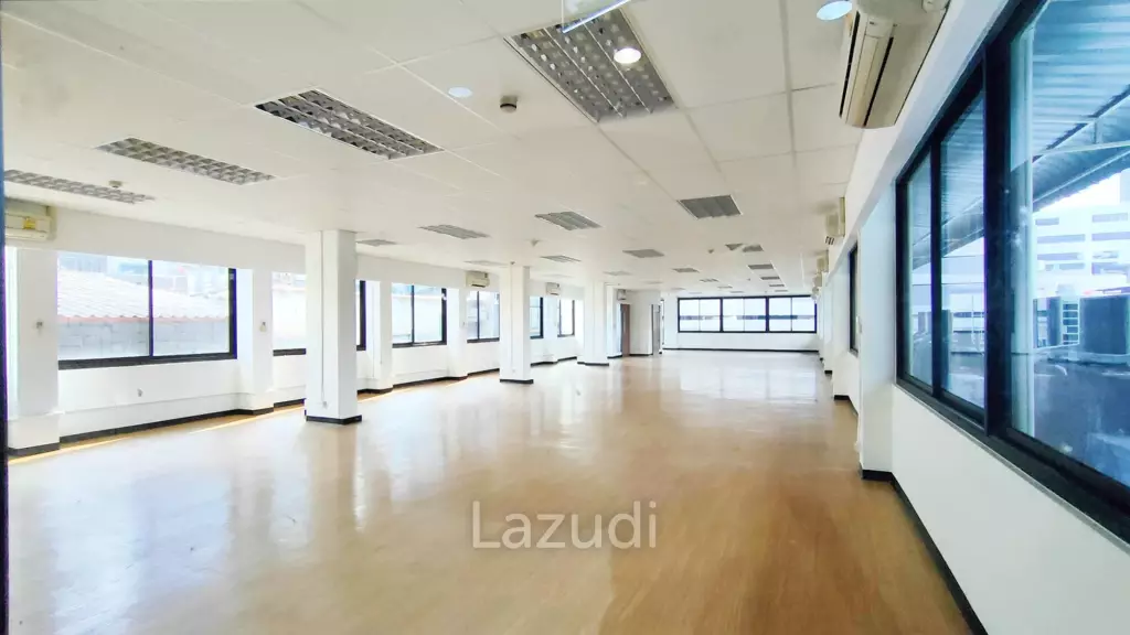 245 SQ.M Retail space at Charn Issara Tower 1