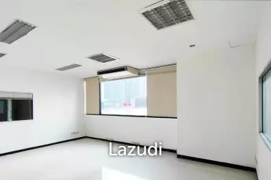 137 SQ.M Retail space at Charn Issara Tower 1