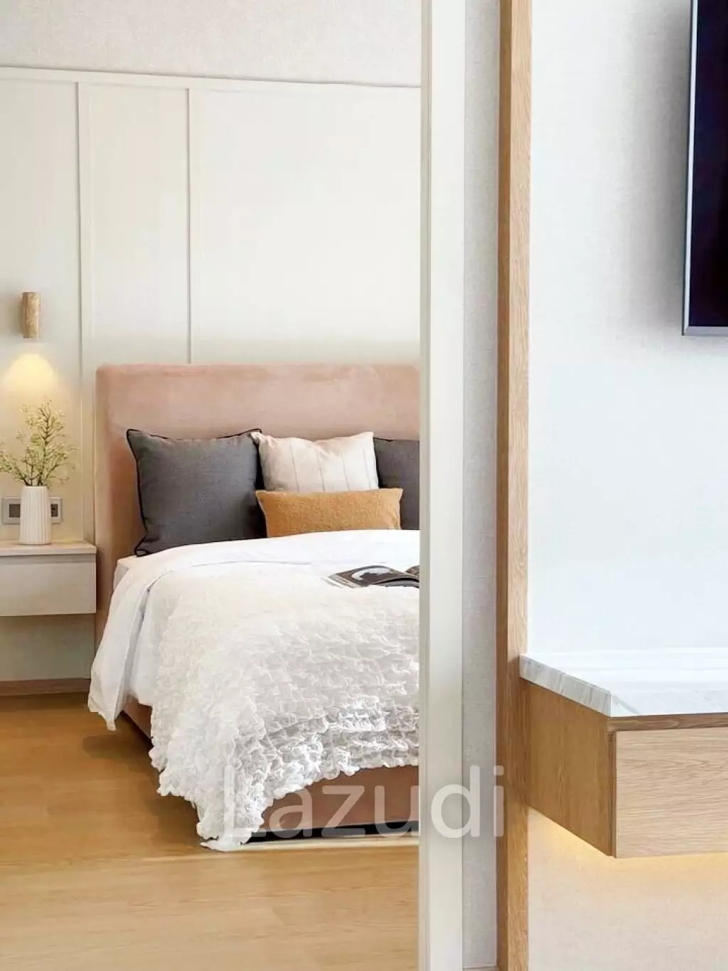 2 Bed 2 Bath 91 SQ.M The Strand Thonglor