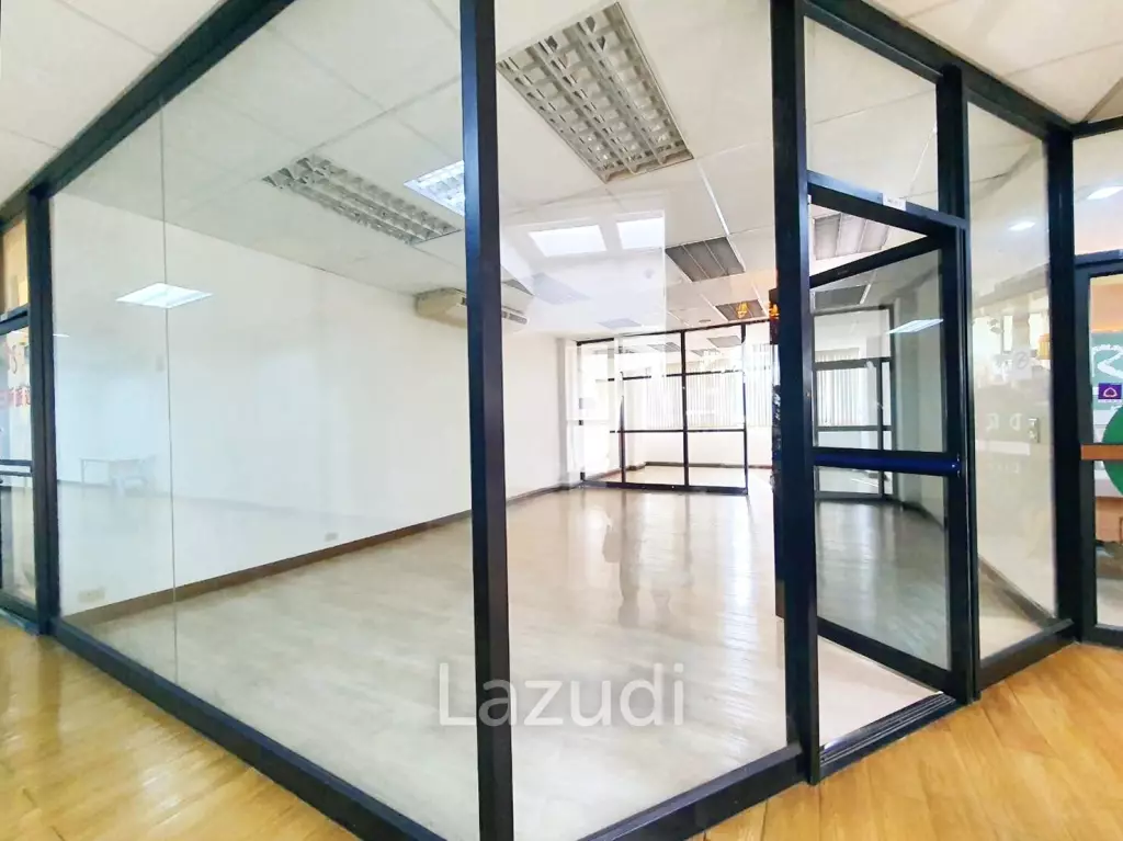 58 SQ.M Office at Charn Issara Tower 1