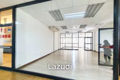 58 SQ.M Office at Charn Issara Tower 1