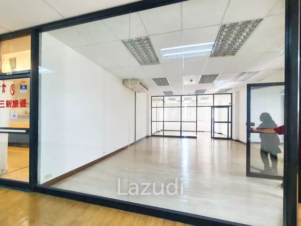 58 SQ.M Office at Charn Issara Tower 1