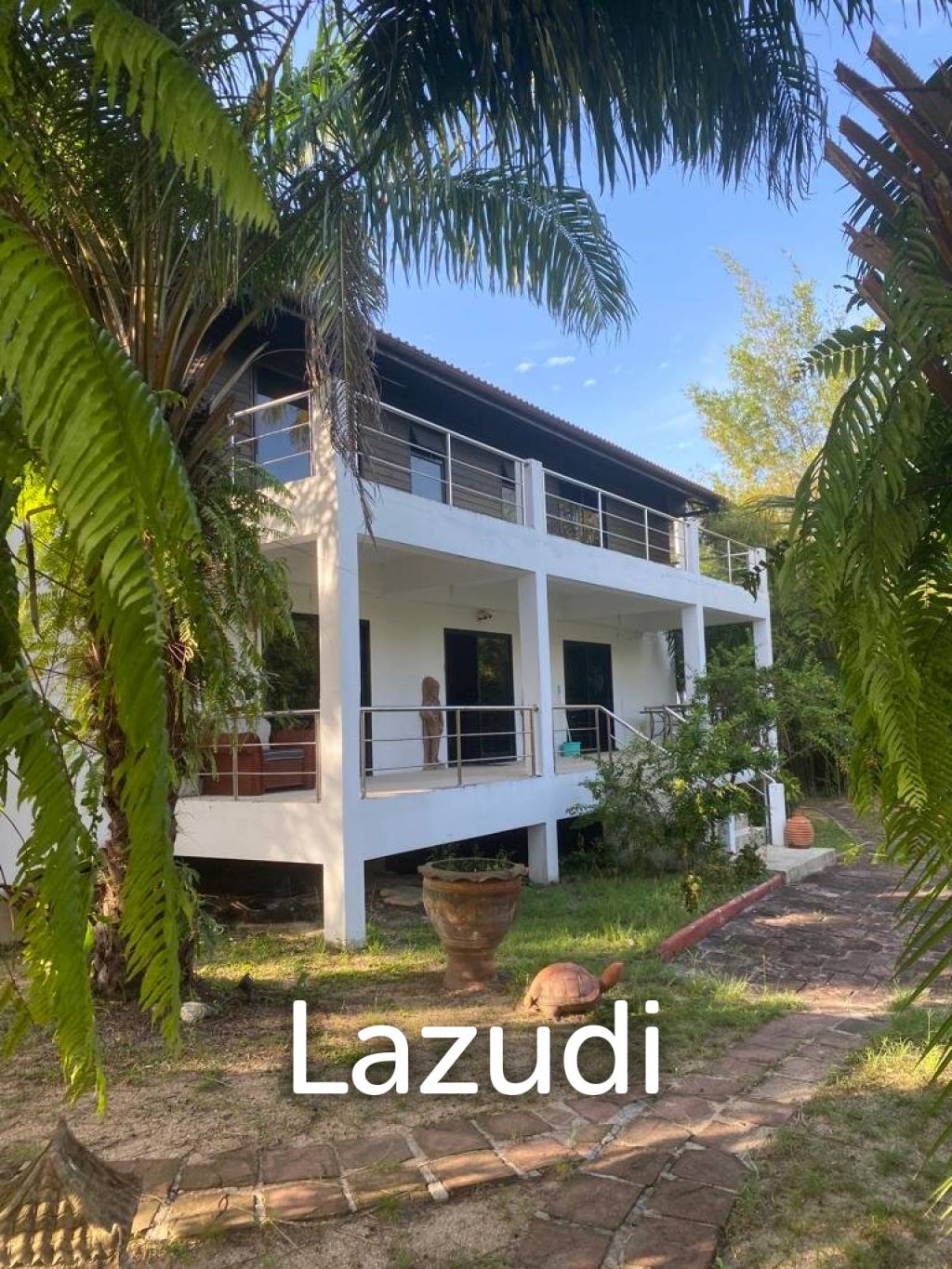 Serene Luxury Unveiled: 400 sqm Villa on 1600 sqm  with Rock-Embedded Pool and Picturesque Park Views