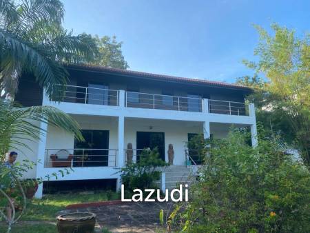 Serene Luxury Unveiled: 400 sqm Villa on 1600 sqm  with Rock-Embedded Pool and Picturesque Park Views