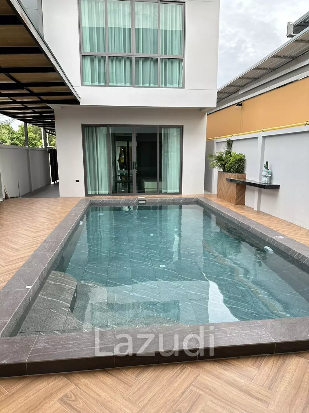 5 Bed 6 Bath 350 SQ.M Bang Lamung Villa