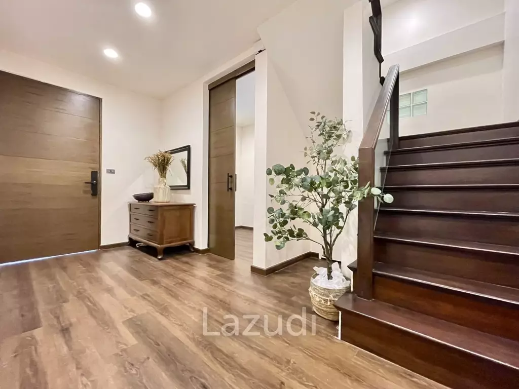 3 Bed  2 Bath 250 SQ.M Baan Silom Soi 11