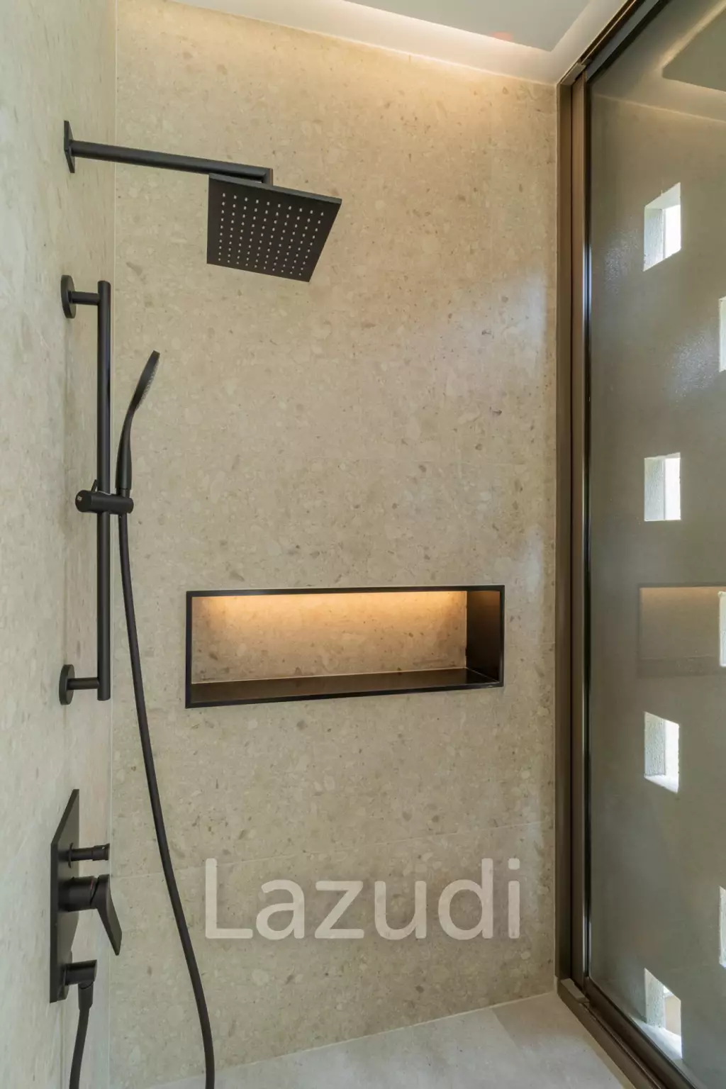 3 Beds 5 Baths 550 SQ.M VI ARI
