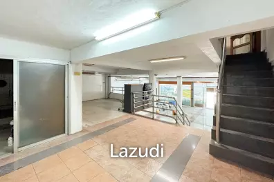 Commercial building for rent in Klongtoey