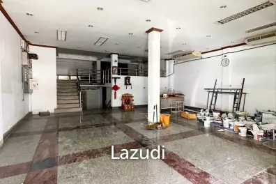 Commercial building for rent in Klongtoey