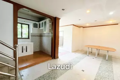 Commercial building for rent in Klongtoey