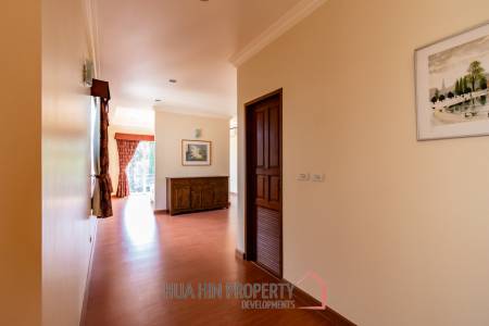 PALM HILLS : Luxurious 7 Bed Pool Villa in large land plot