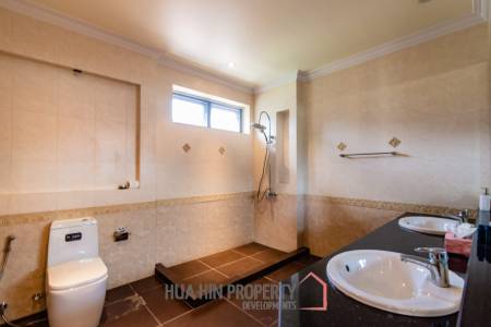 PALM HILLS : Luxurious 7 Bed Pool Villa in large land plot