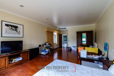 PALM HILLS : Luxurious 7 Bed Pool Villa in large land plot
