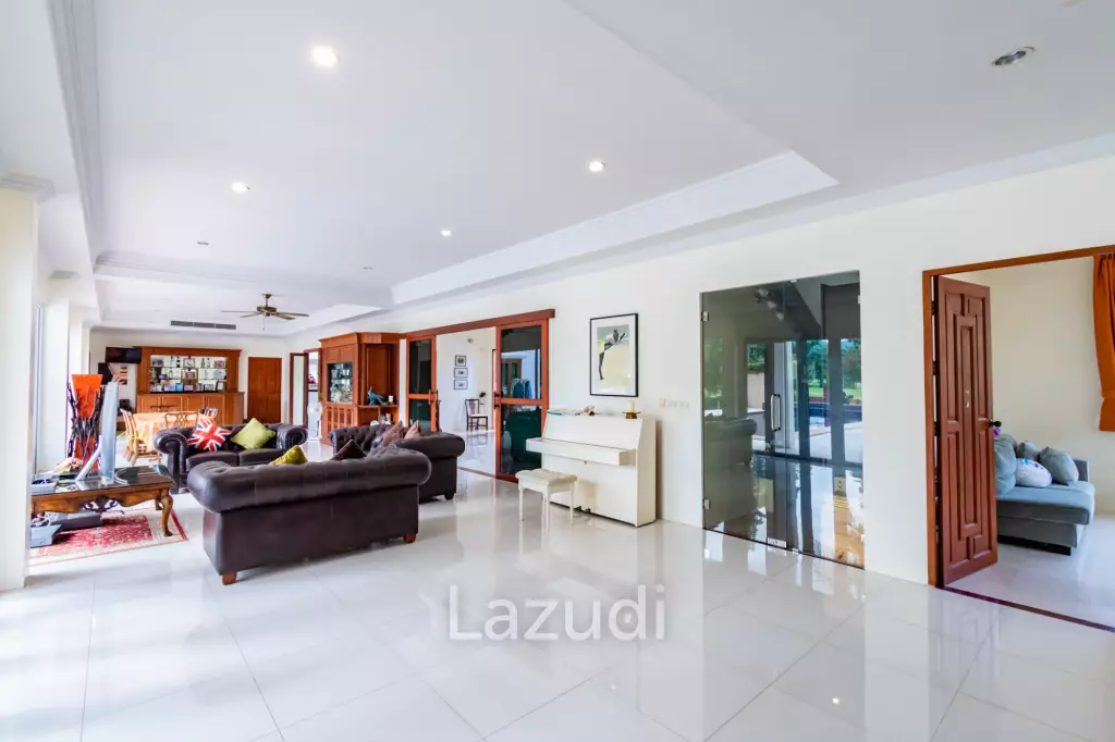 PALM HILLS : Luxurious 7 Bed Pool Villa in large land plot