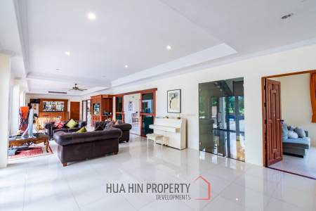 PALM HILLS : Luxurious 7 Bed Pool Villa in large land plot