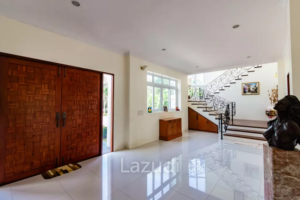 PALM HILLS : Luxurious 7 Bed Pool Villa in large land plot