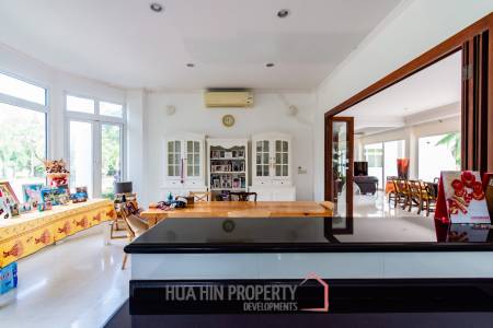 PALM HILLS : Luxurious 7 Bed Pool Villa in large land plot