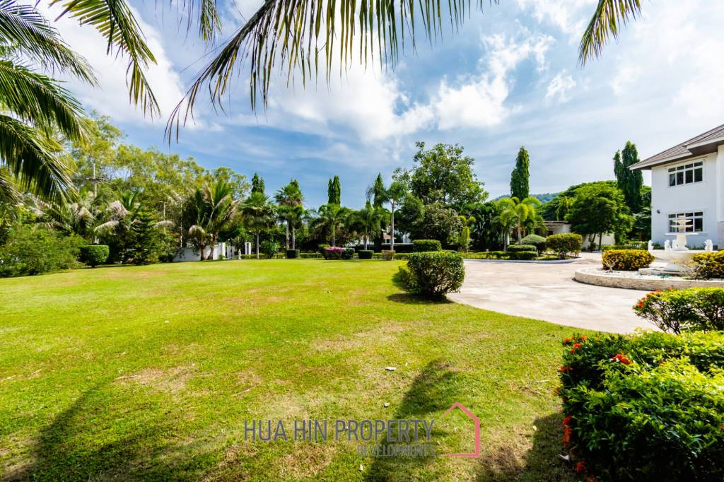 PALM HILLS : Luxurious 7 Bed Pool Villa in large land plot