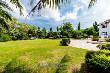 PALM HILLS : Luxurious 7 Bed Pool Villa in large land plot