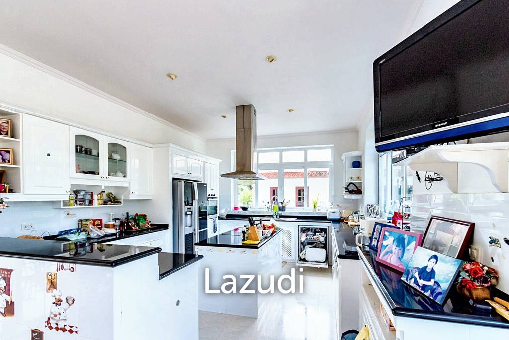 PALM HILLS : Luxurious 7 Bed Pool Villa in large land plot