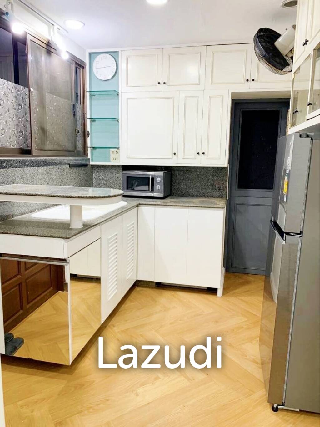 2 Bed 1 bath 68 SQ.M Prasanmit Condominium