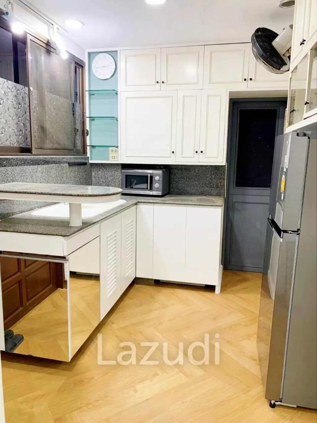 2 Bed 1 bath 68 SQ.M Prasanmit Condominium