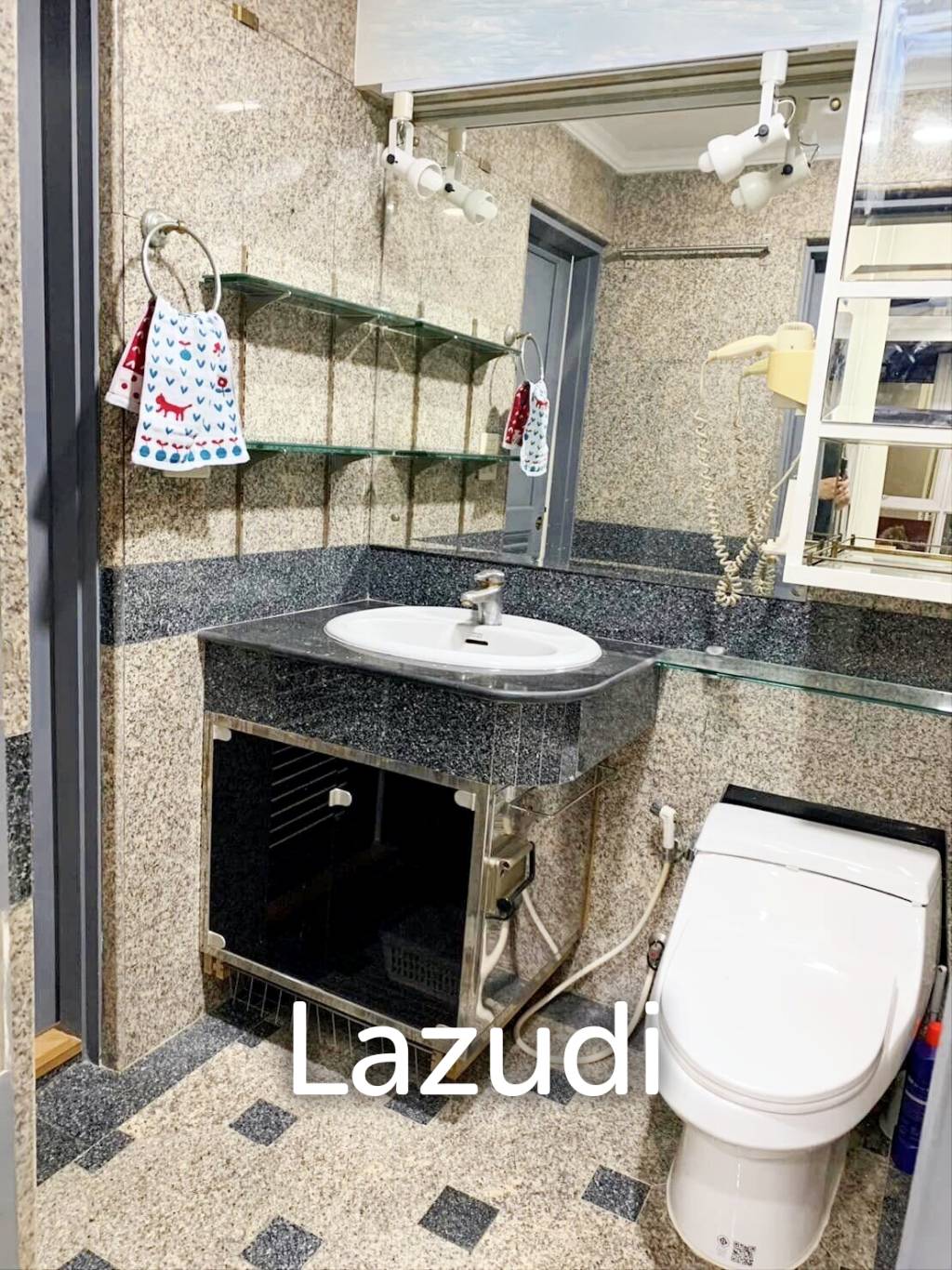 2 Bed 1 bath 68 SQ.M Prasanmit Condominium
