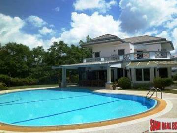 Anuphas Golf Ville | Three Bedroom Mountain View House with Pool in Kathu
