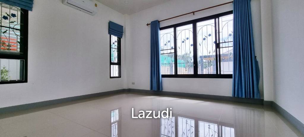 3 Beds 2 Baths 180 SQ.M. Ban Phumsiri