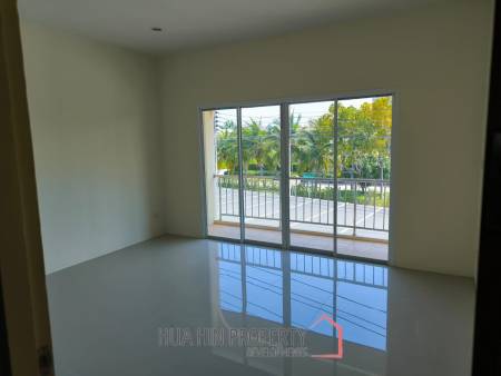 SHOP HOUSE CLOSE TO SOI 112   Great for office or restaurant business