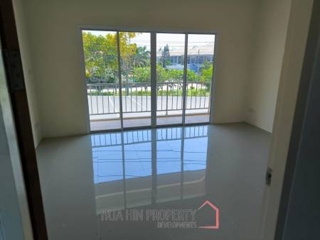 SHOP HOUSE CLOSE TO SOI 112   Great for office or restaurant business