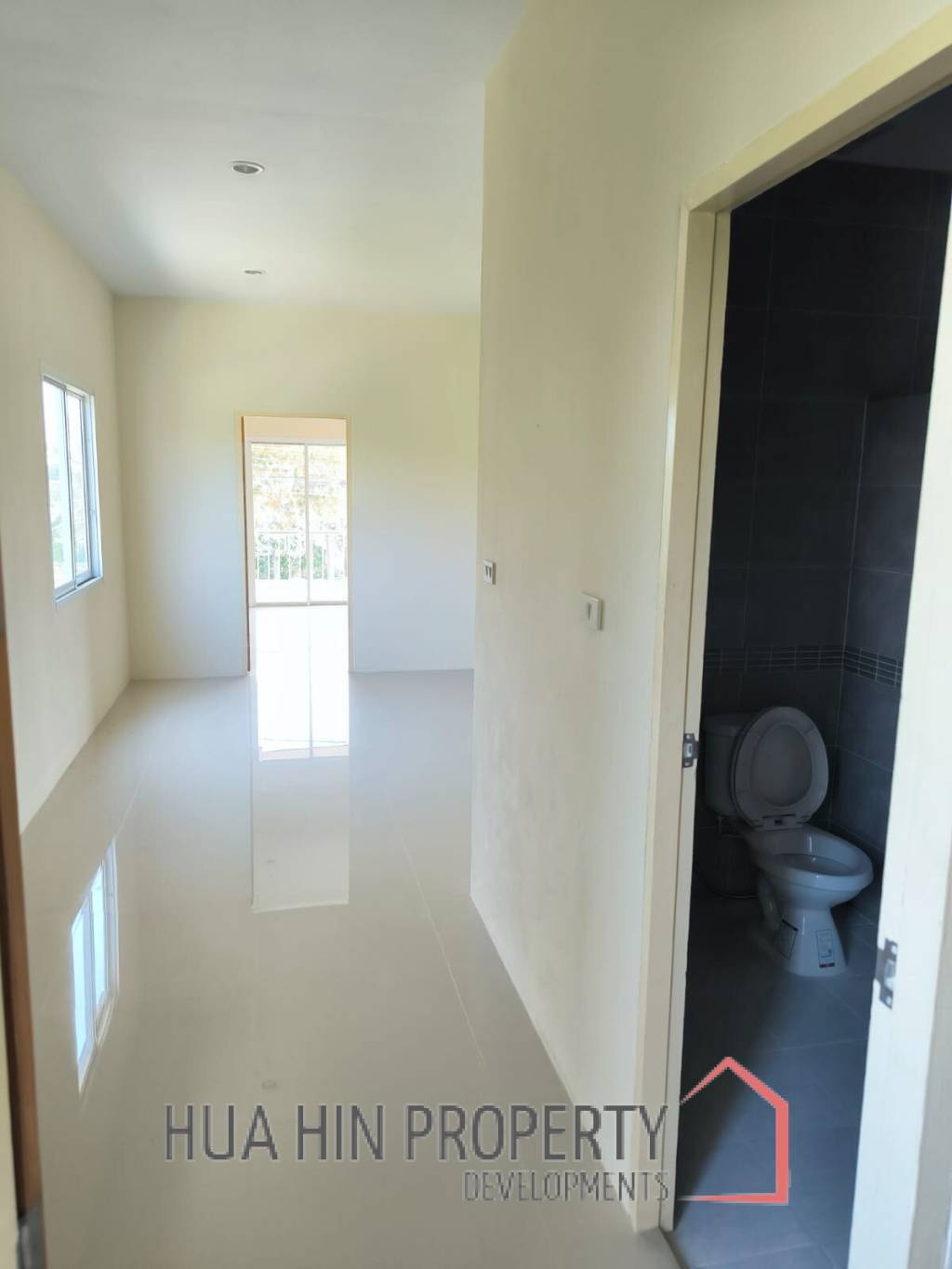 SHOP HOUSE CLOSE TO SOI 112   Great for office or restaurant business