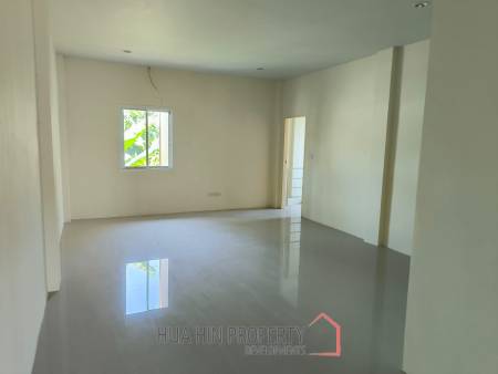 SHOP HOUSE CLOSE TO SOI 112   Great for office or restaurant business