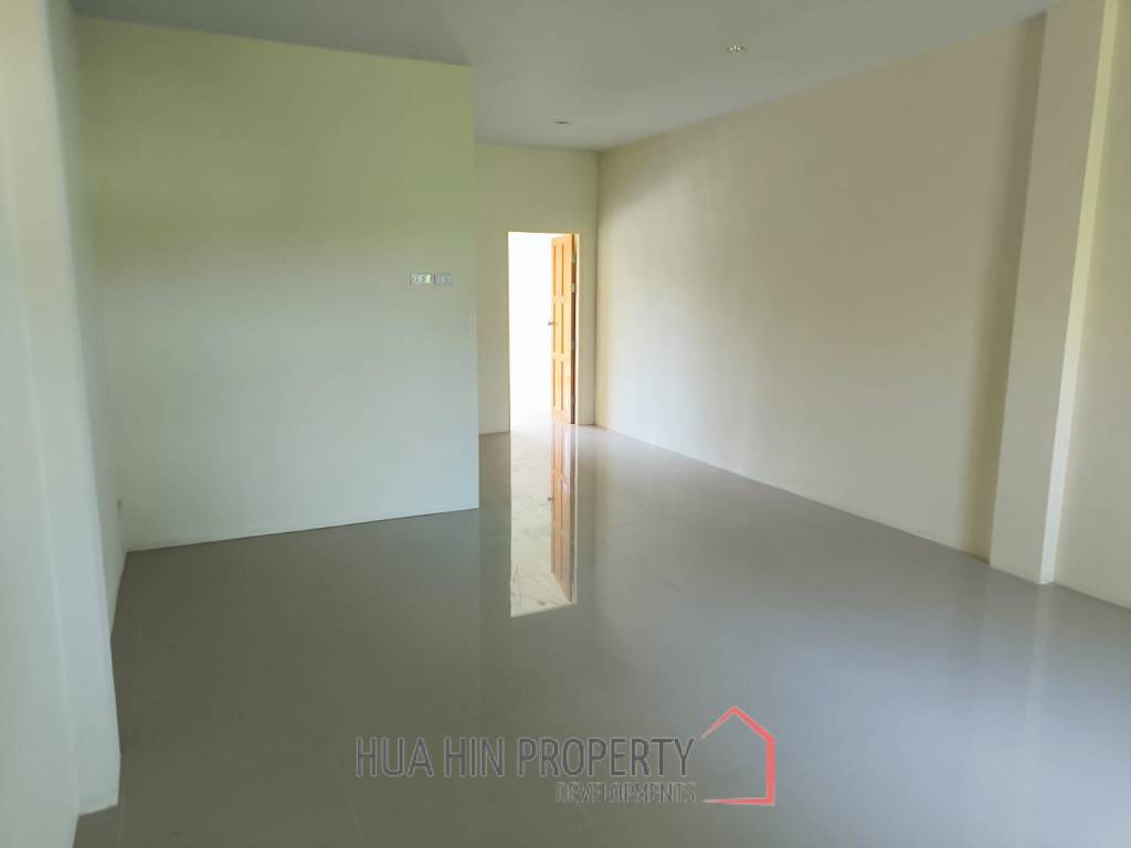 SHOP HOUSE CLOSE TO SOI 112   Great for office or restaurant business