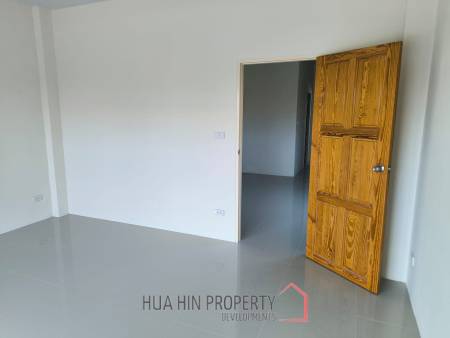 SHOP HOUSE CLOSE TO SOI 112   Great for office or restaurant business