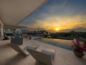 Luxury Villa with Ocean Views and Beach Access