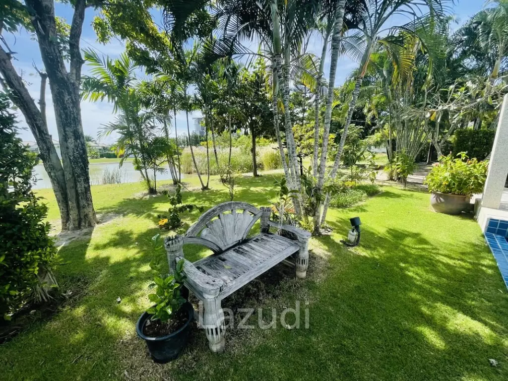Black Mountain: Modern 3 Bed, 2 Bath Villa with extended Pool and Terrace Area