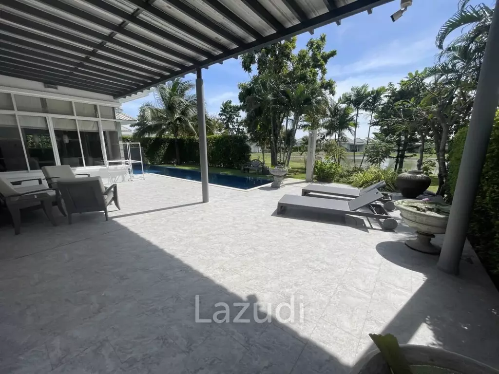 Black Mountain: Modern 3 Bed, 2 Bath Villa with extended Pool and Terrace Area