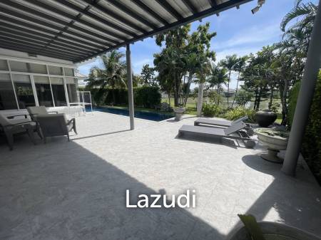 Black Mountain: Modern 3 Bed, 2 Bath Villa with extended Pool and Terrace Area