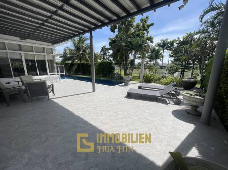 Black Mountain: Modern 3 Bed, 2 Bath Villa with extended Pool and Terrace Area