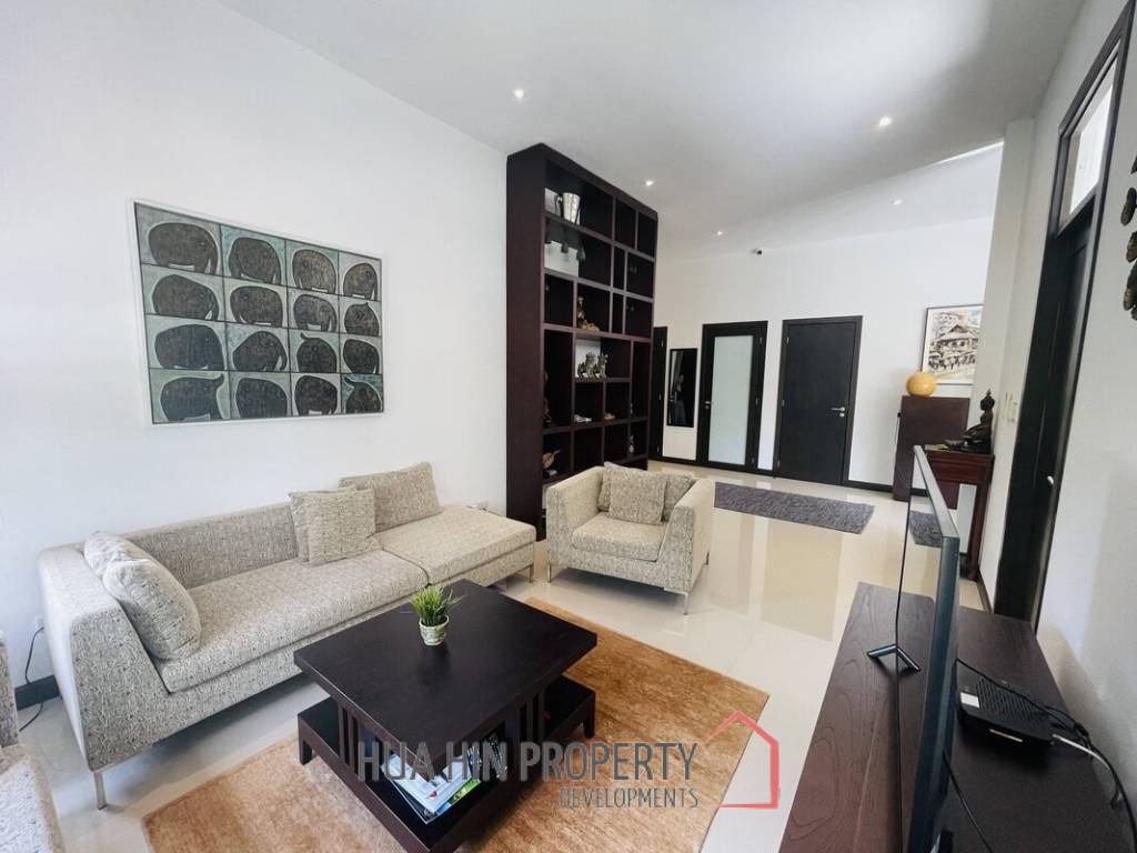 Black Mountain: Modern 3 Bed, 2 Bath Villa with extended Pool and Terrace Area